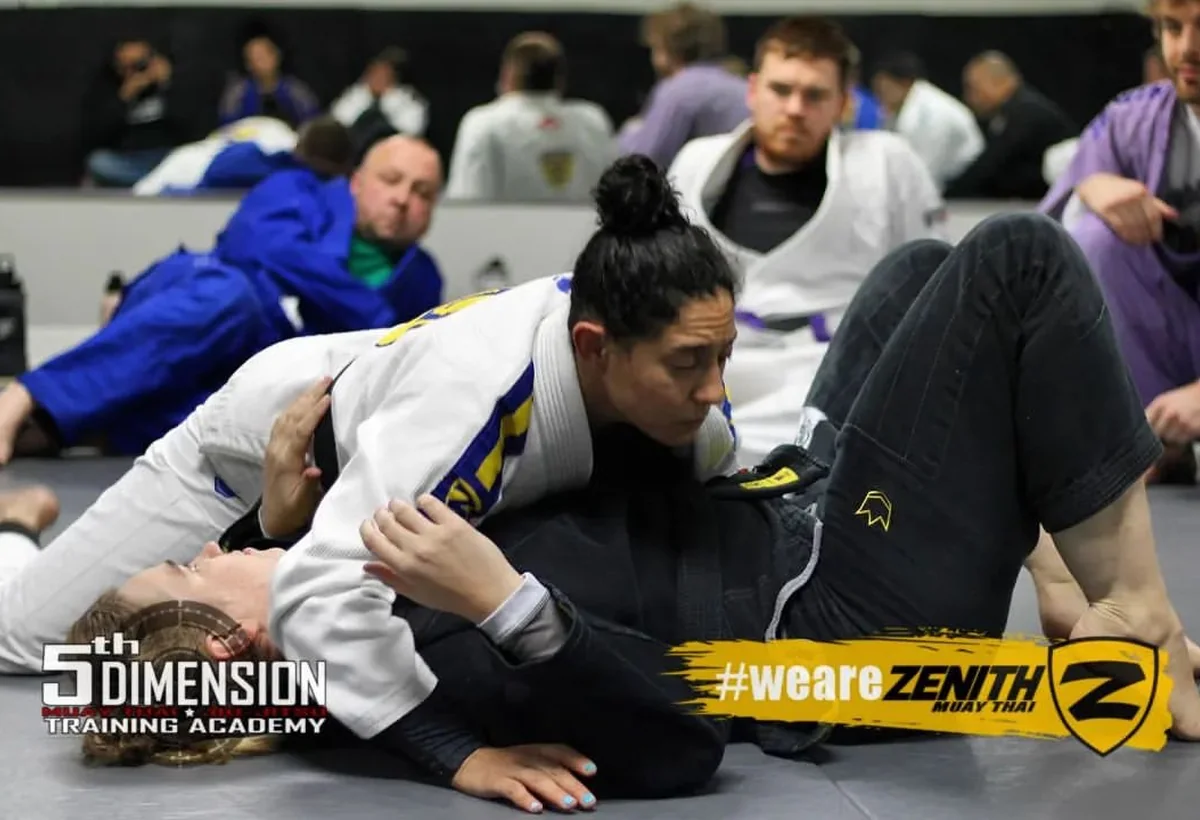 Itzel Bazúa enseñando técnica sobre el tatami