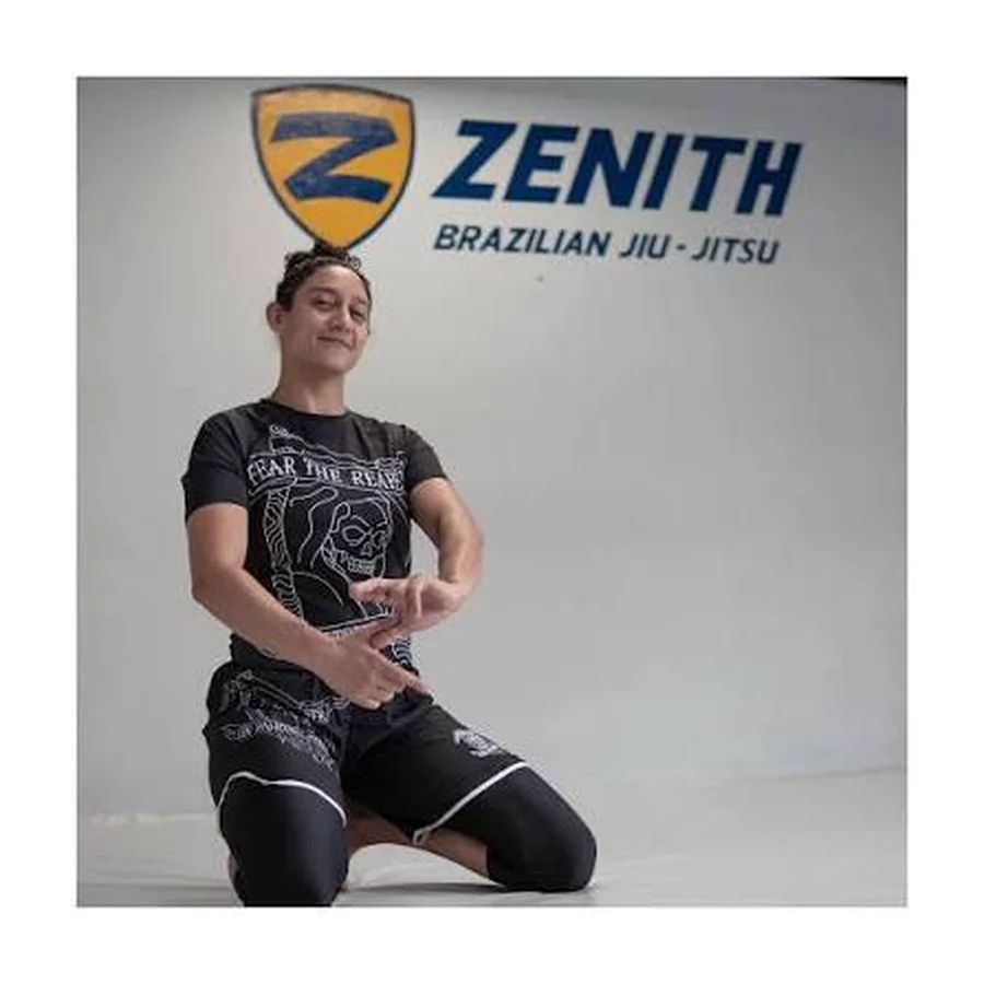 Itzel Bazúa posando en su academia Zenith BJJ