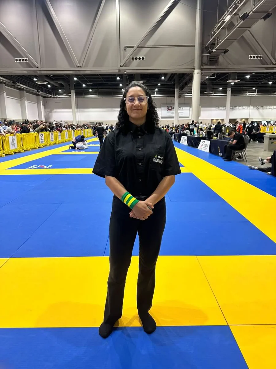Itzel Bazúa como referee en torneo de Brazilian Jiu Jitsu