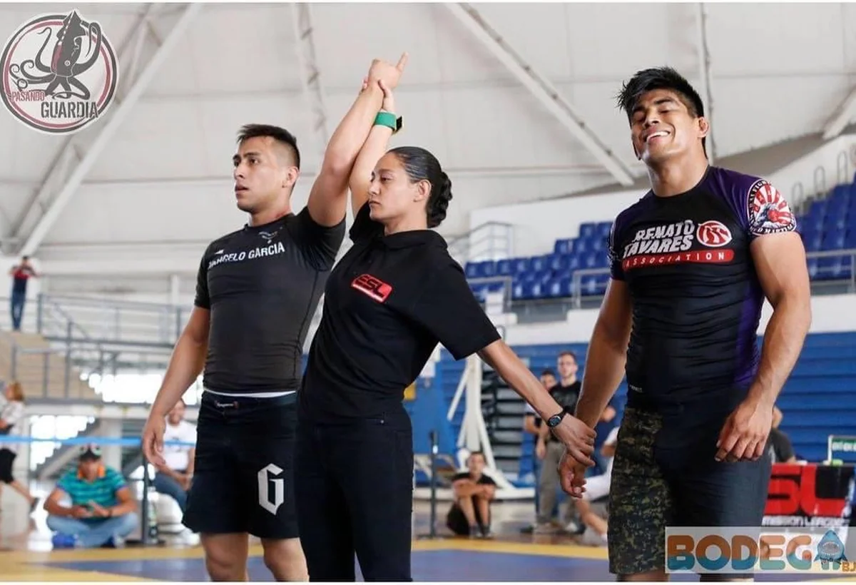 Itzel Bazúa arbitrando un combate de Brazilian Jiu Jitsu