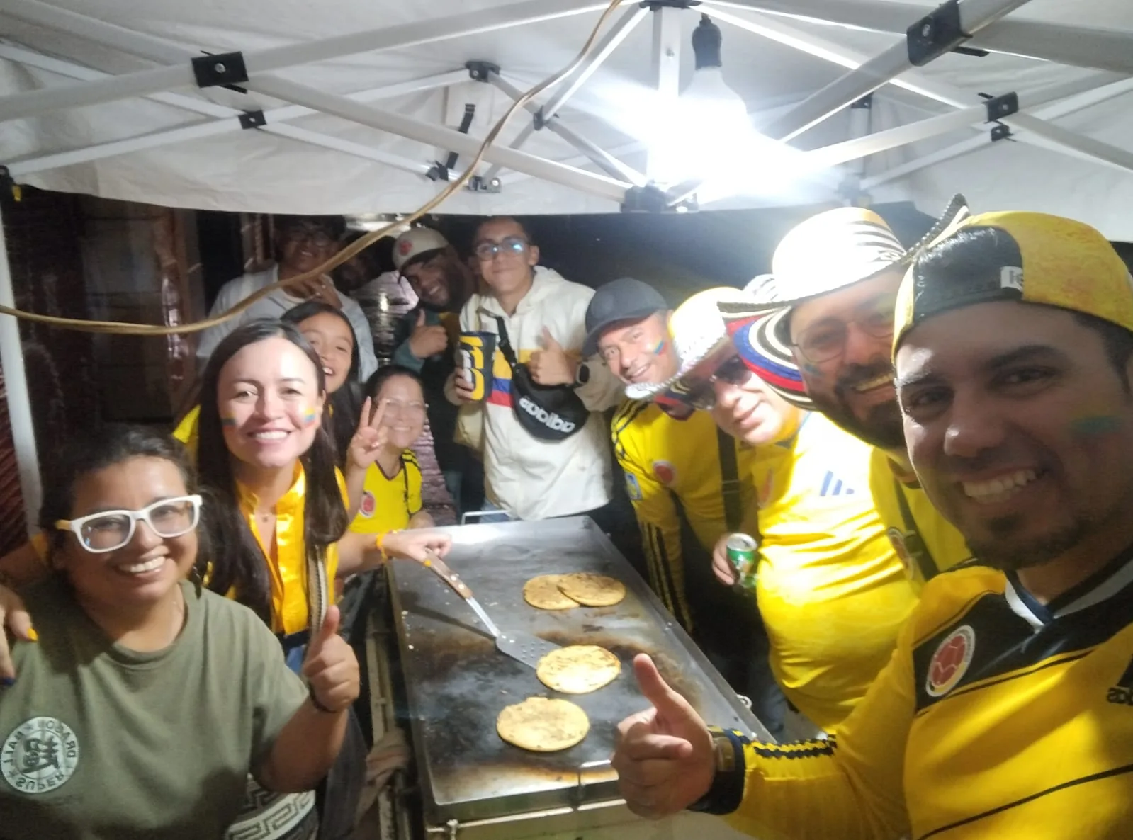 Clientes compartiendo comida preparada por Doña Mary